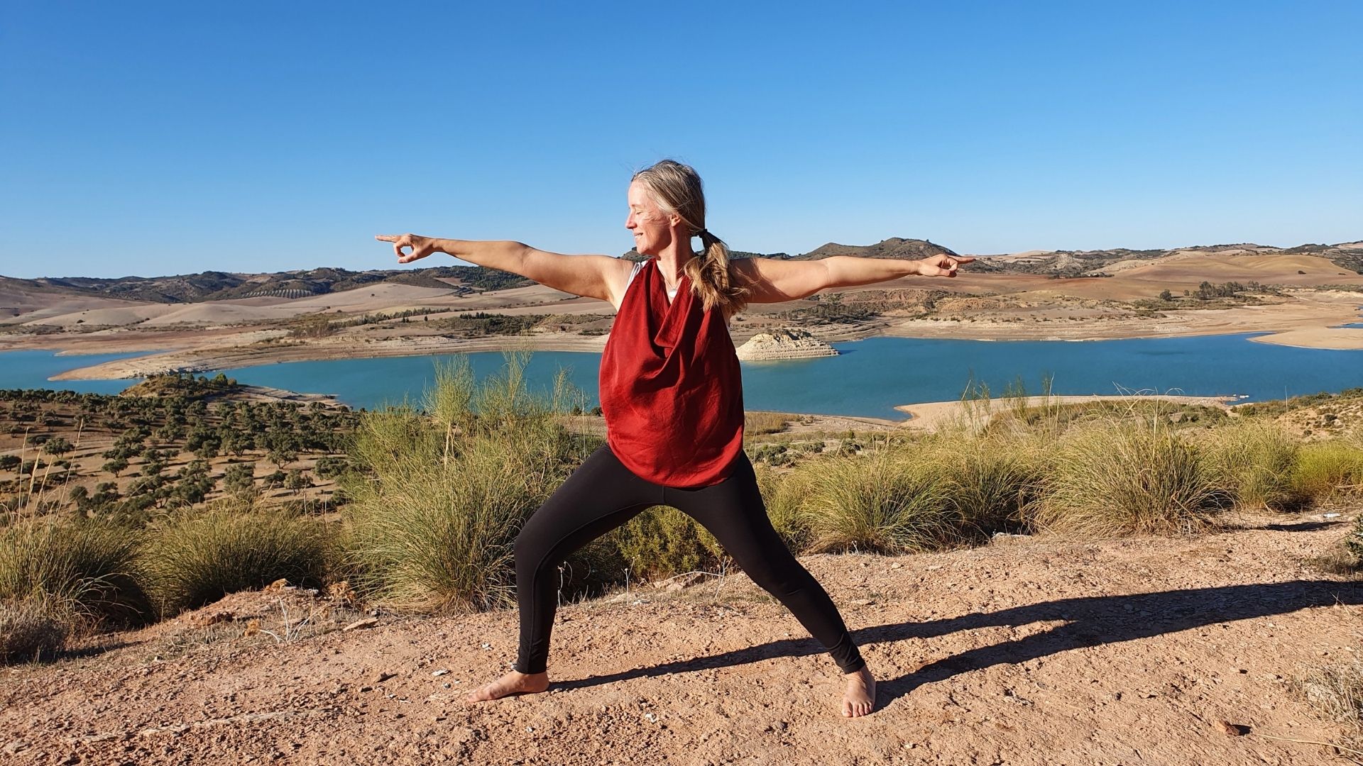Regelmäßige Yogapraxis macht glücklich. Yoga Heldin.