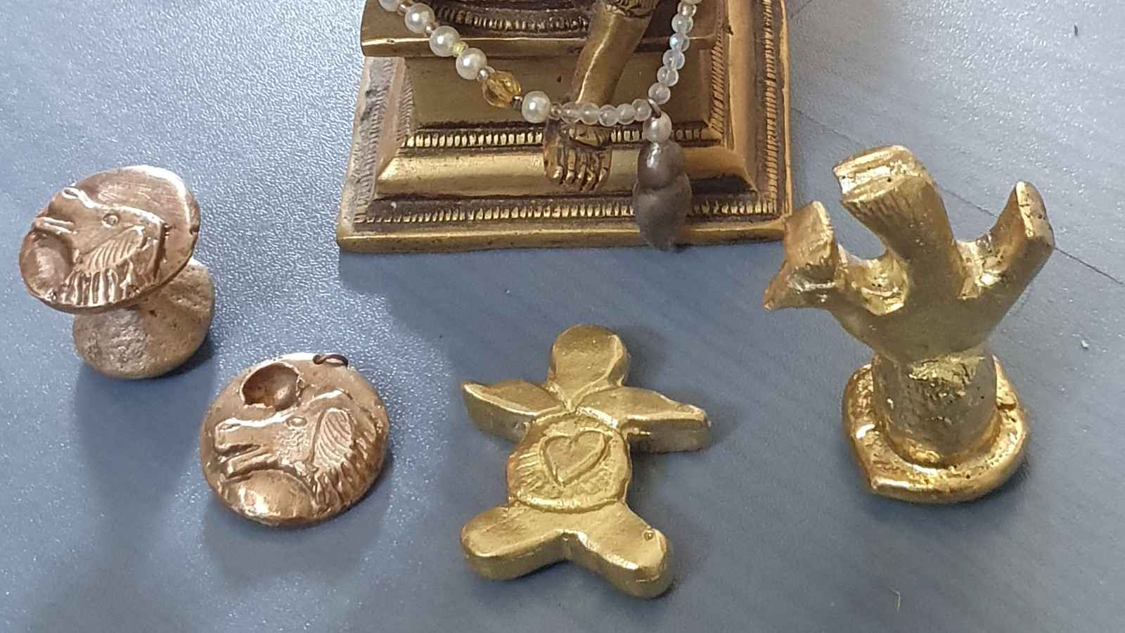 Handgefertigte Kraftsymbole in Bronze Krafttieranhänger
